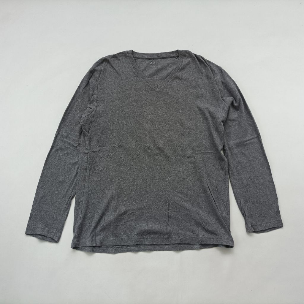 Kaos uniqlo v-neck size L pria I023