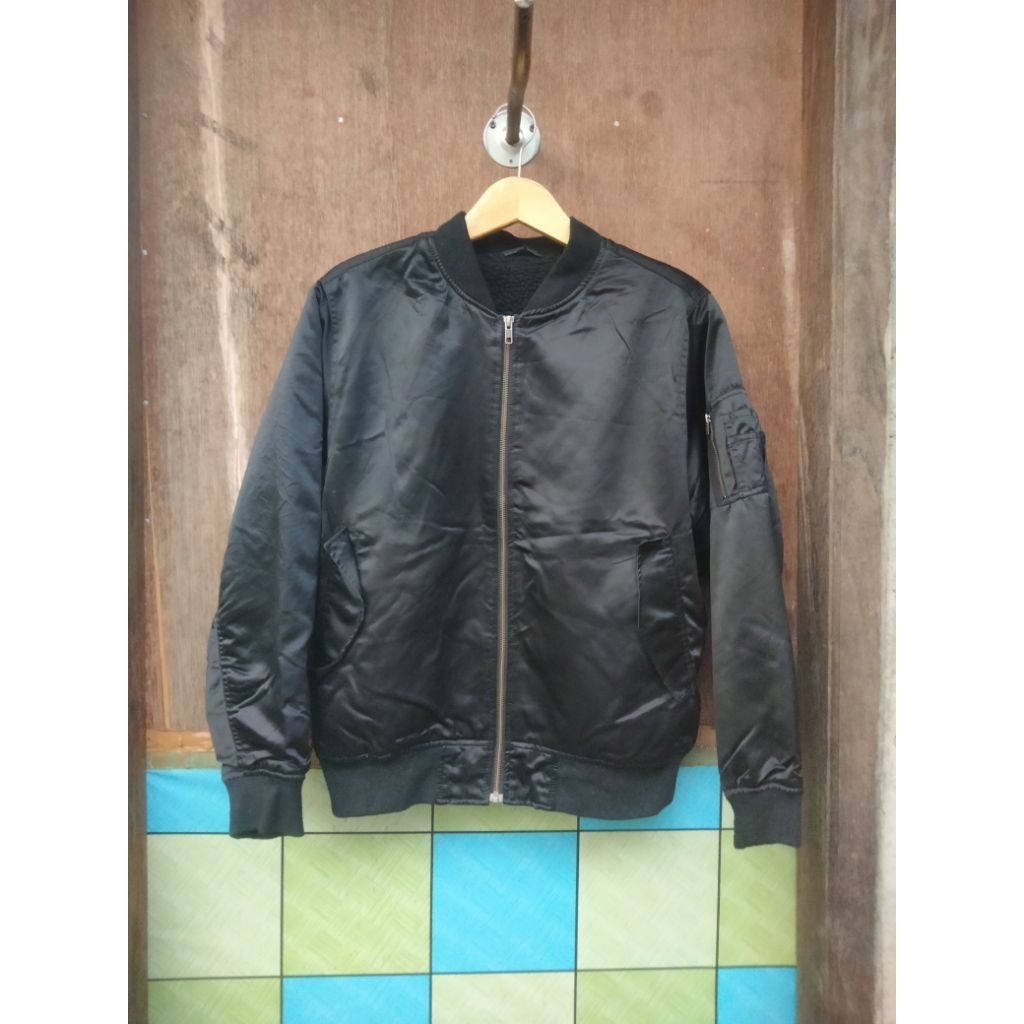 Bomber GU uniqlo serpa
