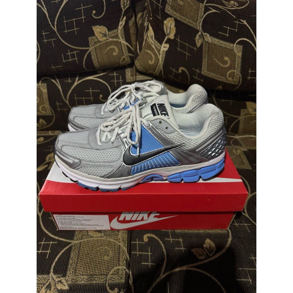 (Preloved) - Sepatu Nike Vomero 5 - (Size 44,5)