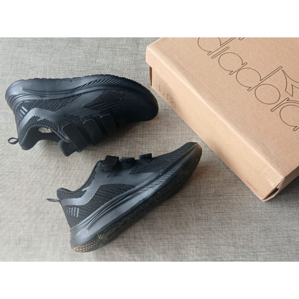 sepatu sport sekolah hitam polos