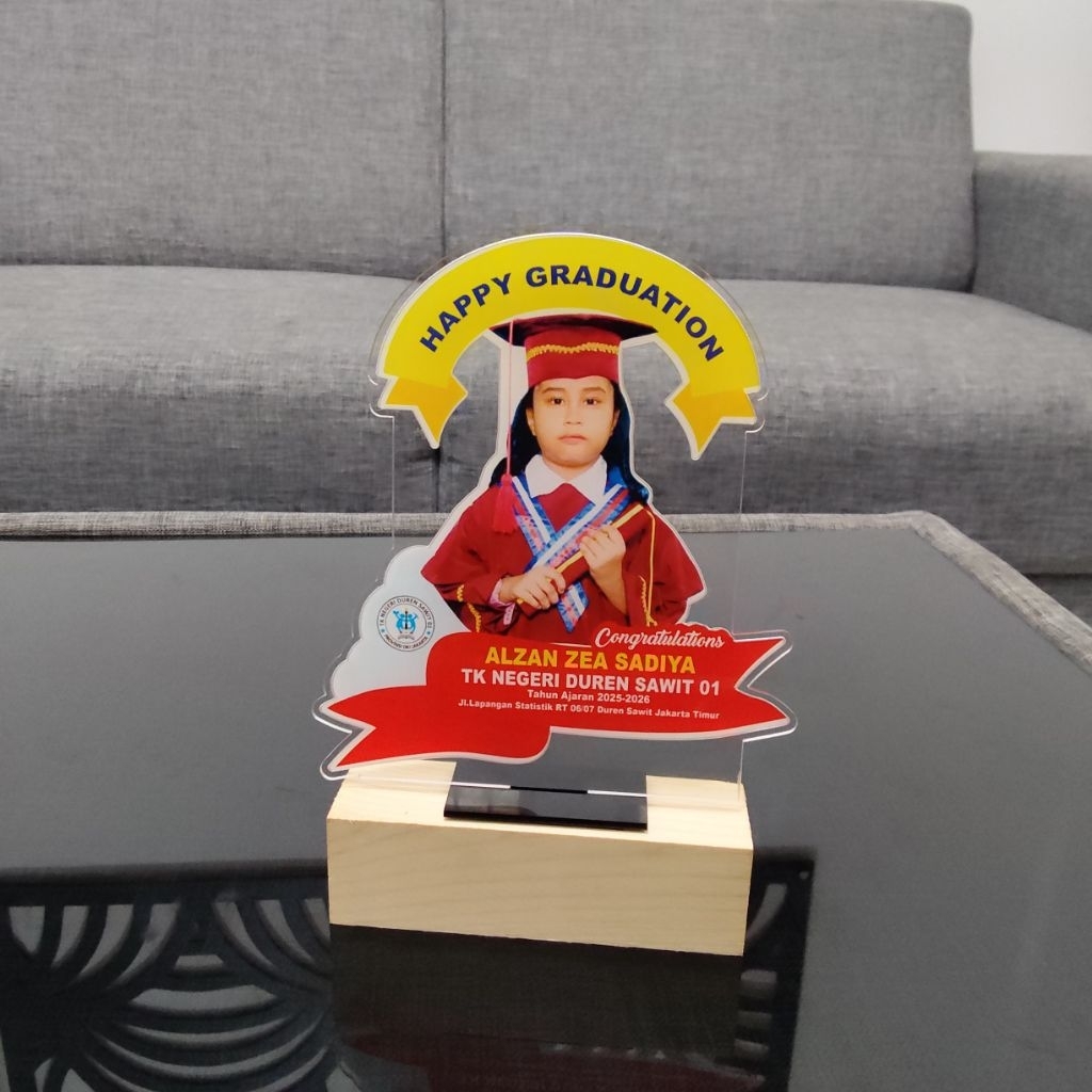 Plakat Akrilik Custom Foto | Akrilik Piala Wisuda Cutting Foto Custom | Kado Wisuda Plakat Akrilik
