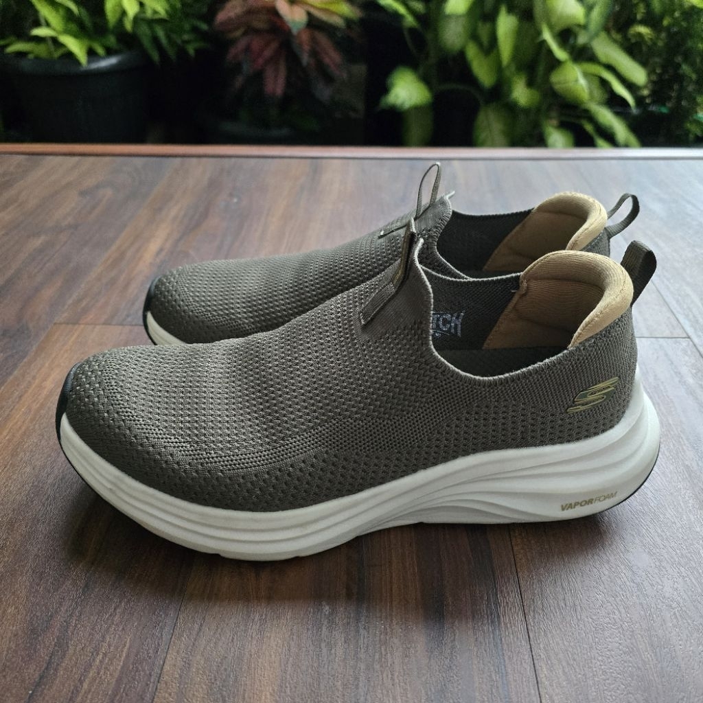 Preloved sepatu pria SKECHERS size 42 (ORI)