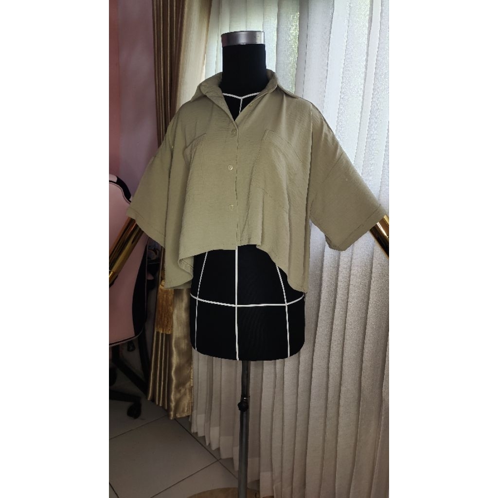 [PRELOVED] Atasan Kemeja Crop Top Wanita Hijau Sage Oversized