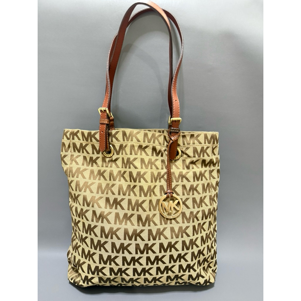 MK SIGNATURE JACQUARD JET SET TOTE BAG BROWN