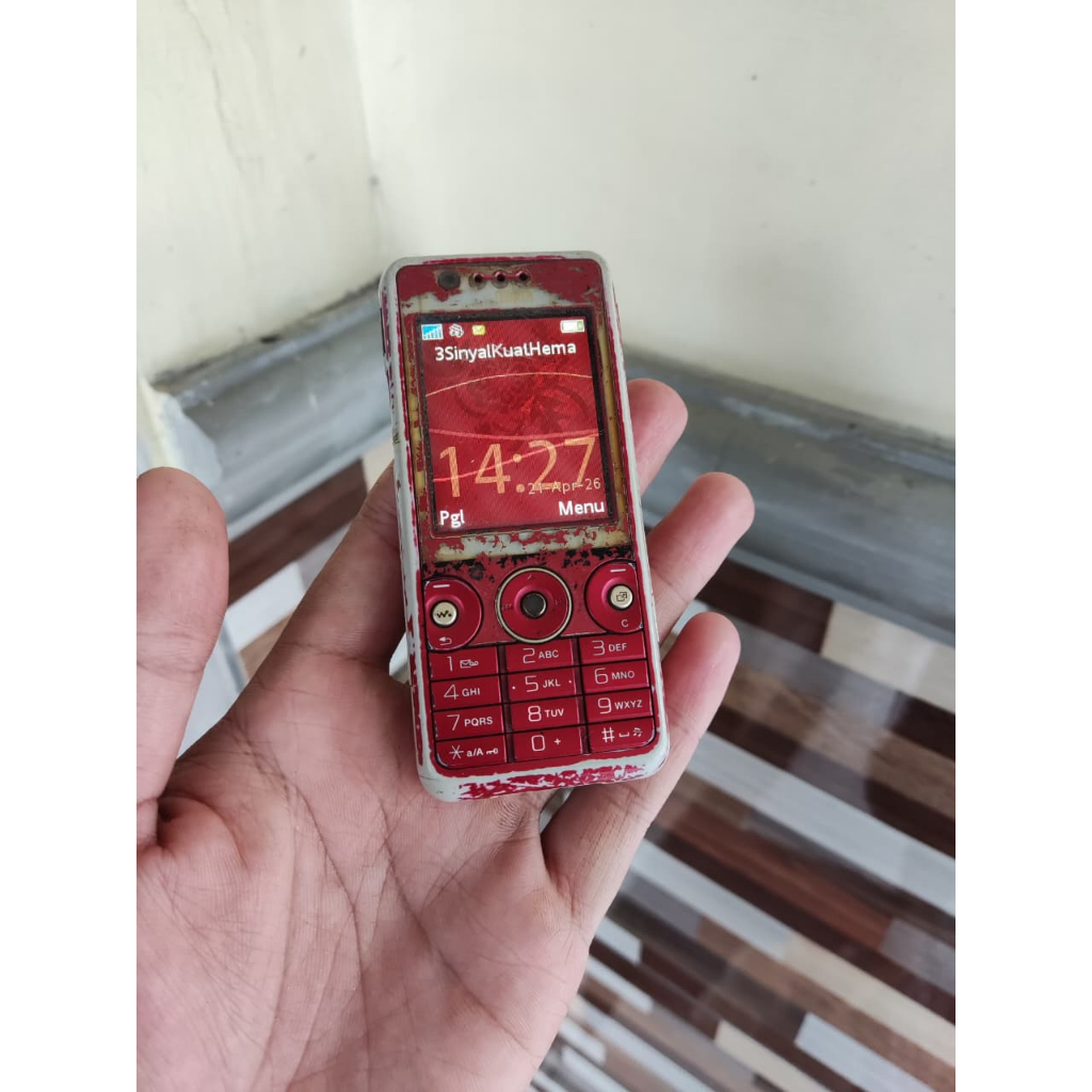 Sony Ericsson w660i red