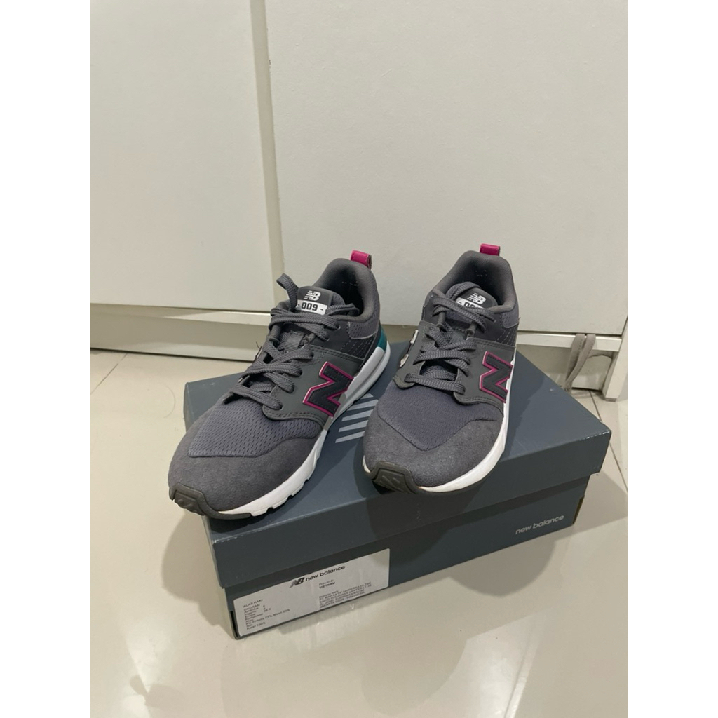 Preloved sepatu wanita abu new balance