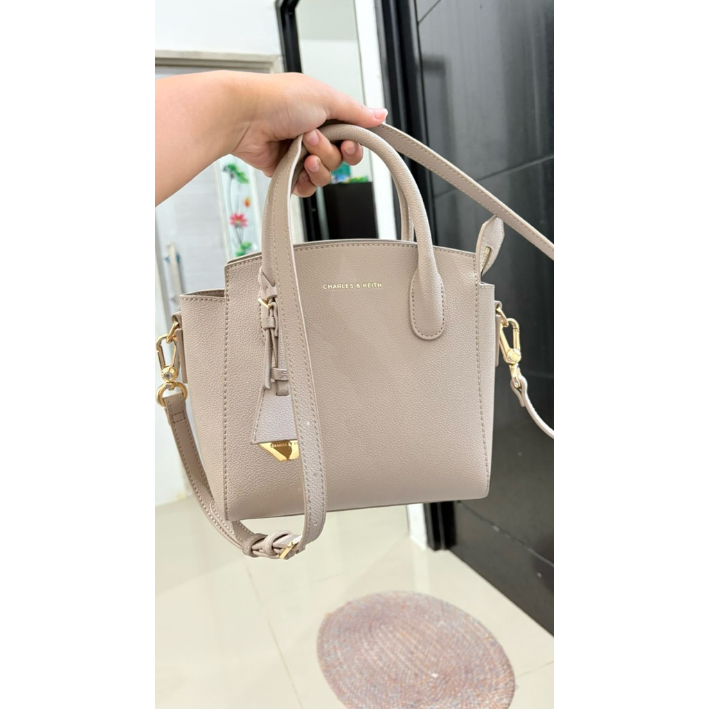 PRELOVED CHARLESS AND KEITH CK HARPER BAG ORI 100%