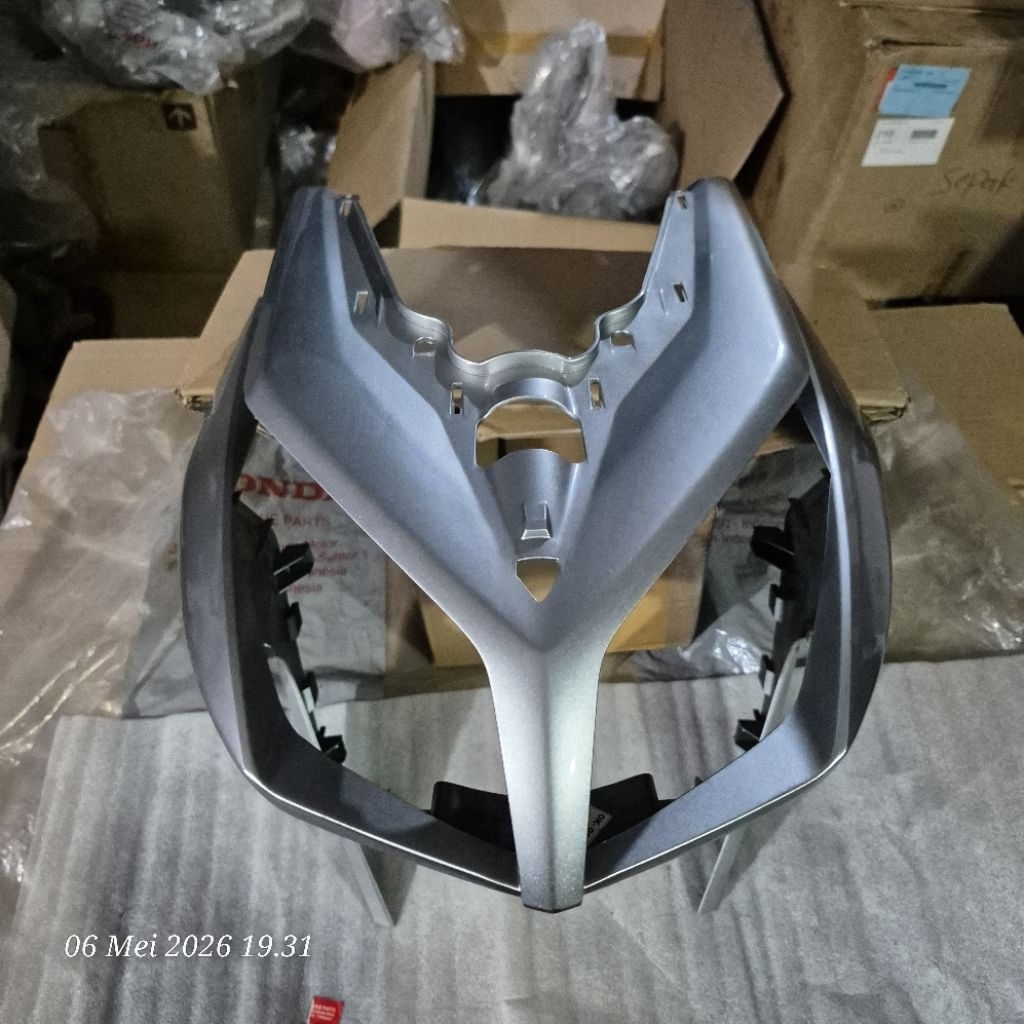Cover panel tameng dada depan Honda vario 110 techno karbu silver original ahm.honda 64301-KVB-n50ds