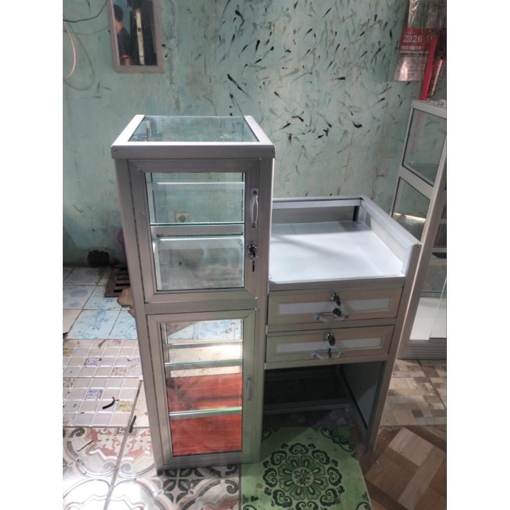meja kasir + etalase display