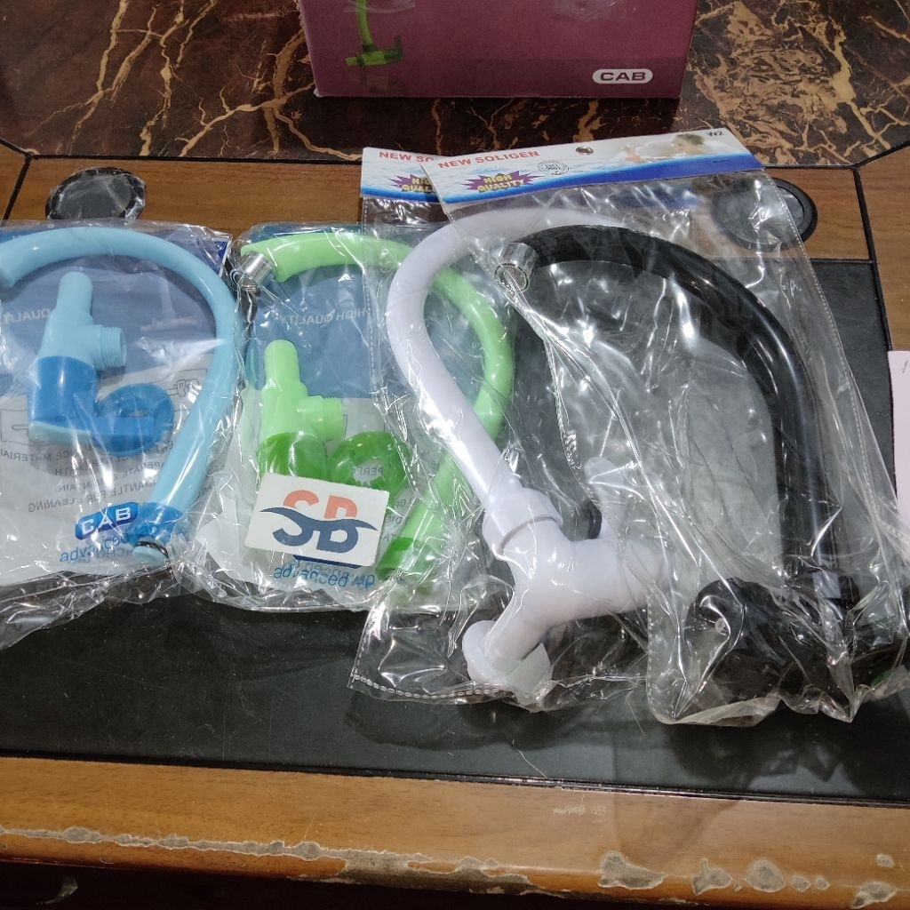 Kran angsa tembok engkol/putar  PVC Soligen / kran plastik hitam / kran plastik putih / kran soligen