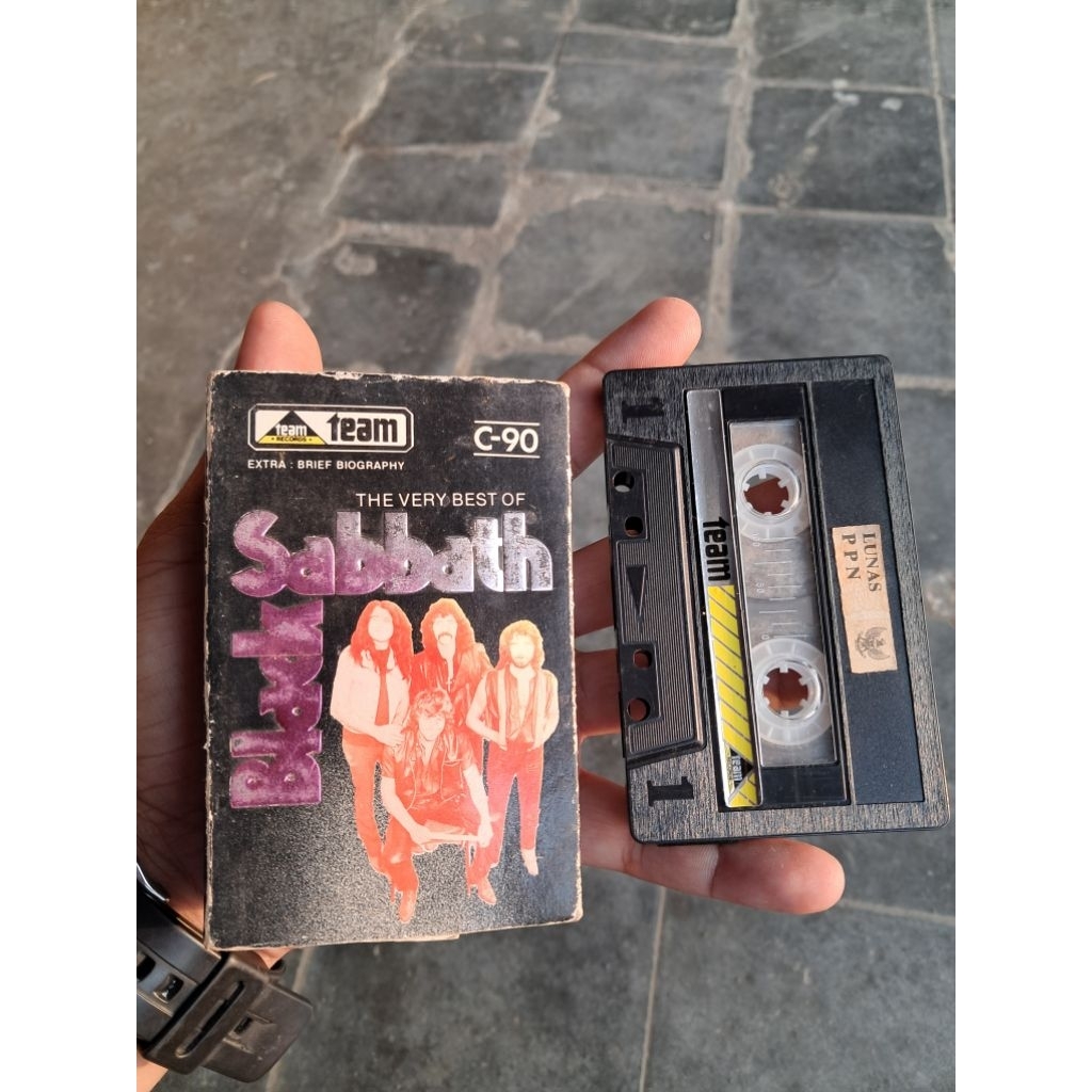 Kaset pita Black sabbath nyala