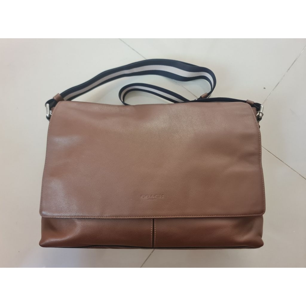 172. Tas Kerja Laptop Office Bag Pria Coach Brown
Mantan / Bekas / Second

Size : 39cm x 7.5cm × 25c
