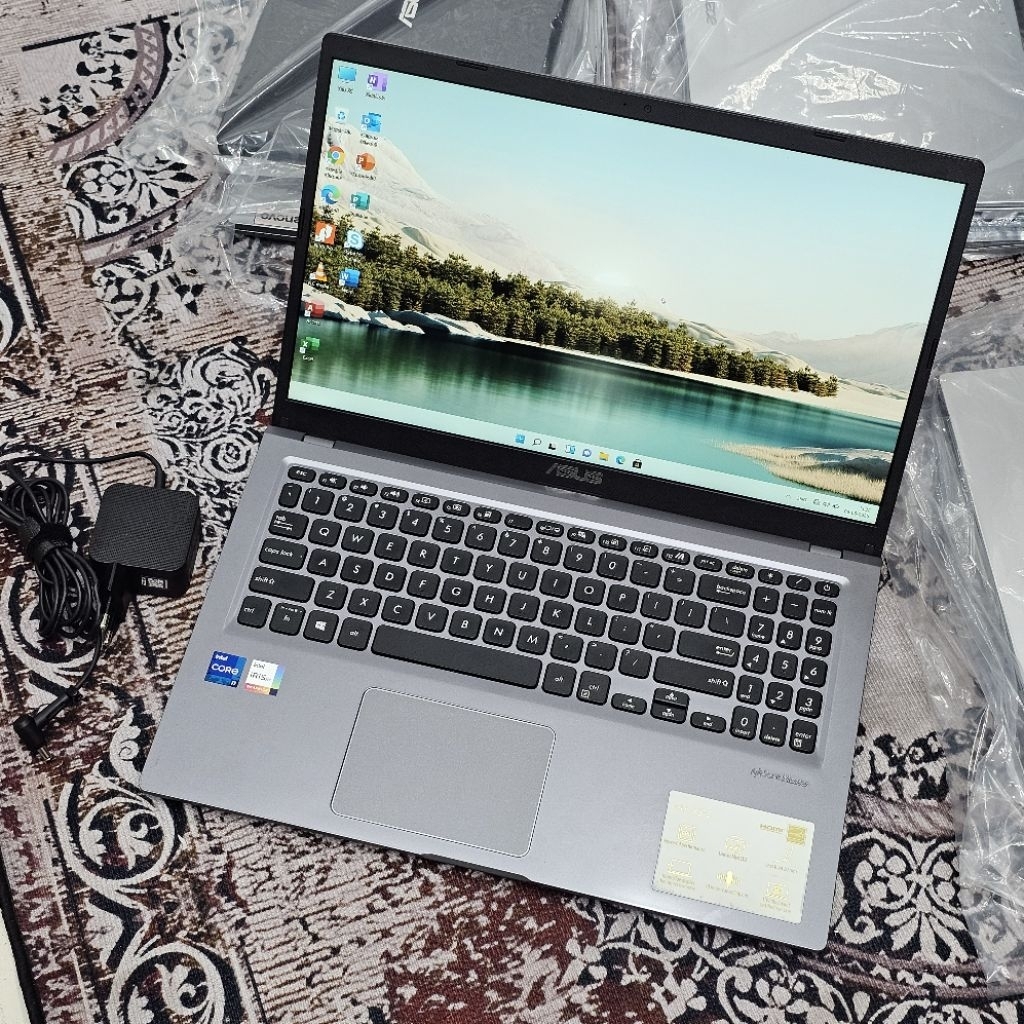 Laptop Asus VivoBook X515E Intel Core i7-1165G7 Intel Iris RAM 8GB SSD 512GB Windows 11 Layar 15.6in