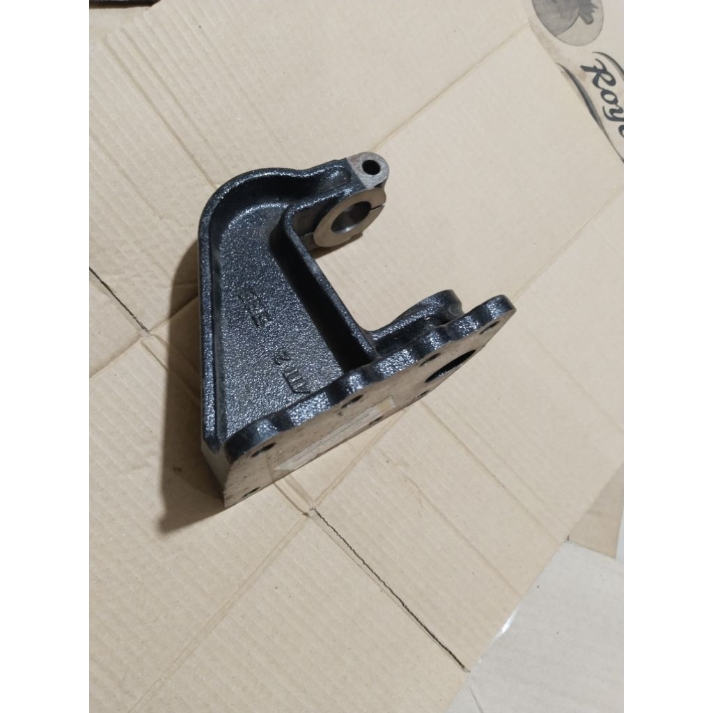 Rear Spring Bracket Hanger / Hanger Per Belakang tipe FE74