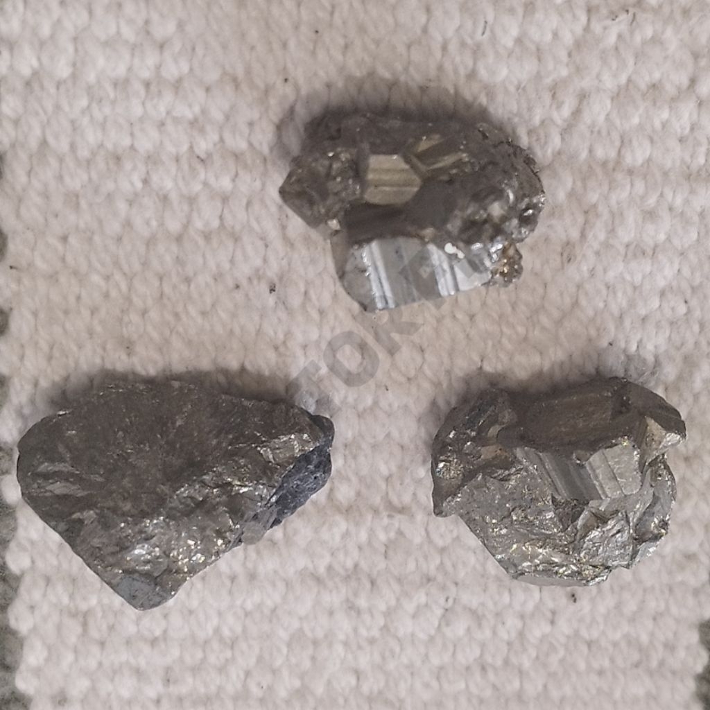 Batu Permata Meteor GOLD Cyclops Papua Alami Natural Bentuk Kotak Tidak Beraturan Ukuran 10 mm Bahag