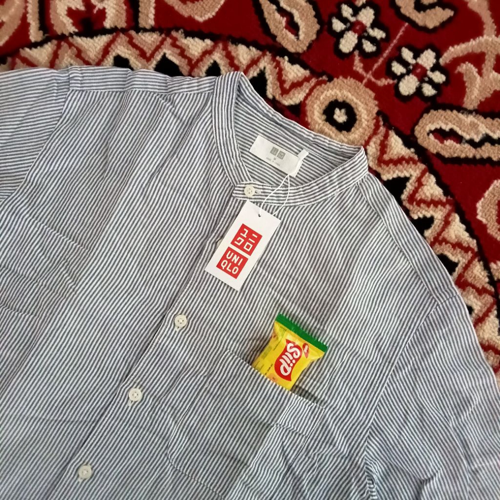 Uniqlo Linen Shanghai Stripe Kemeja Salur Garis Garis Lengan Pendek Biru Putih