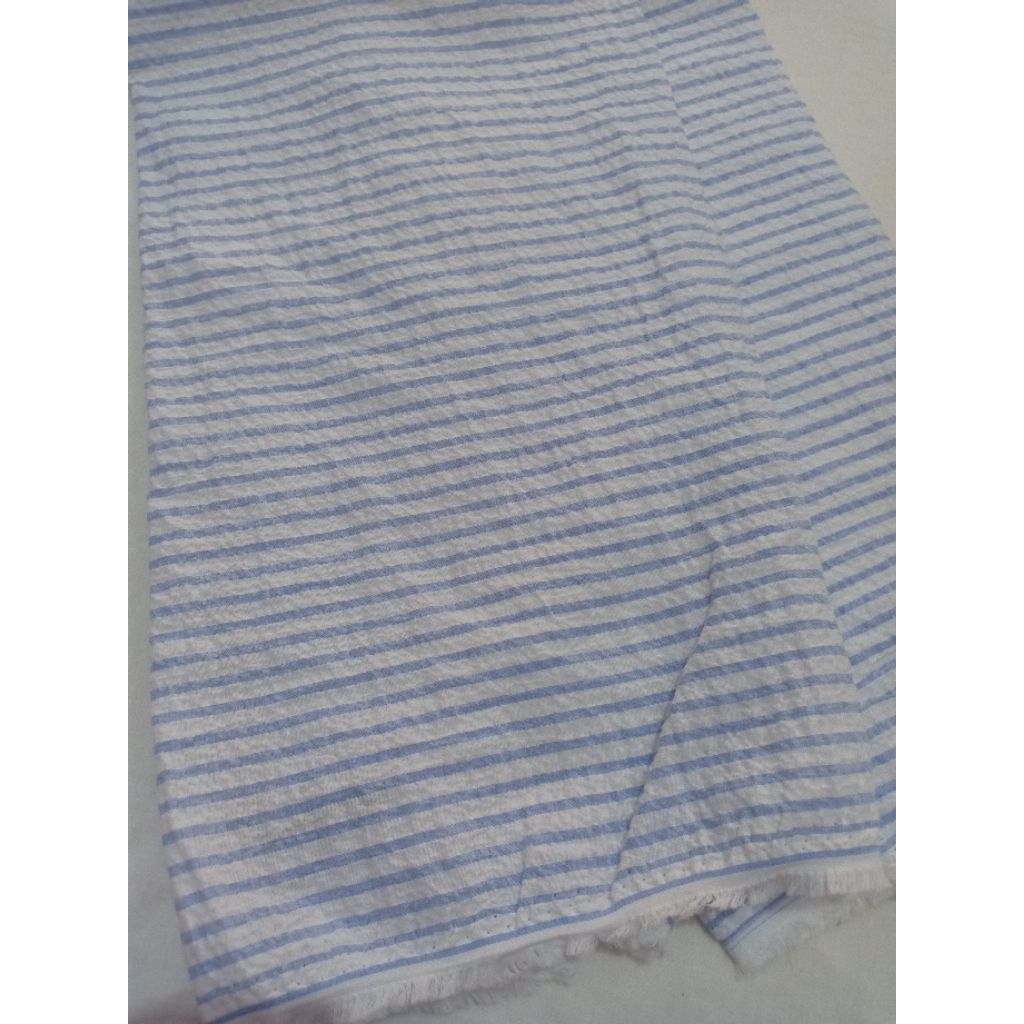 KAIN KATUN CRINKLE MOTIF SALUR PUTIH BIRU (100-260 cm)