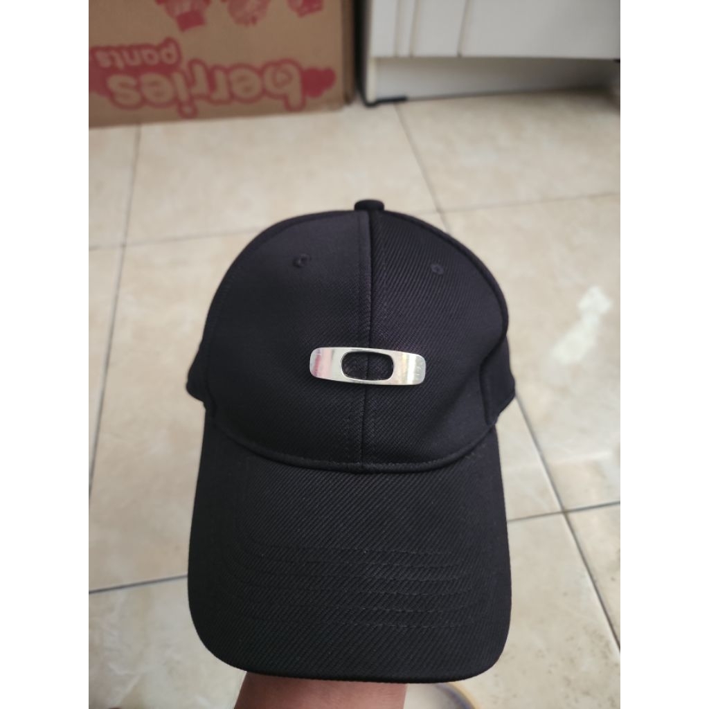 topi oakley