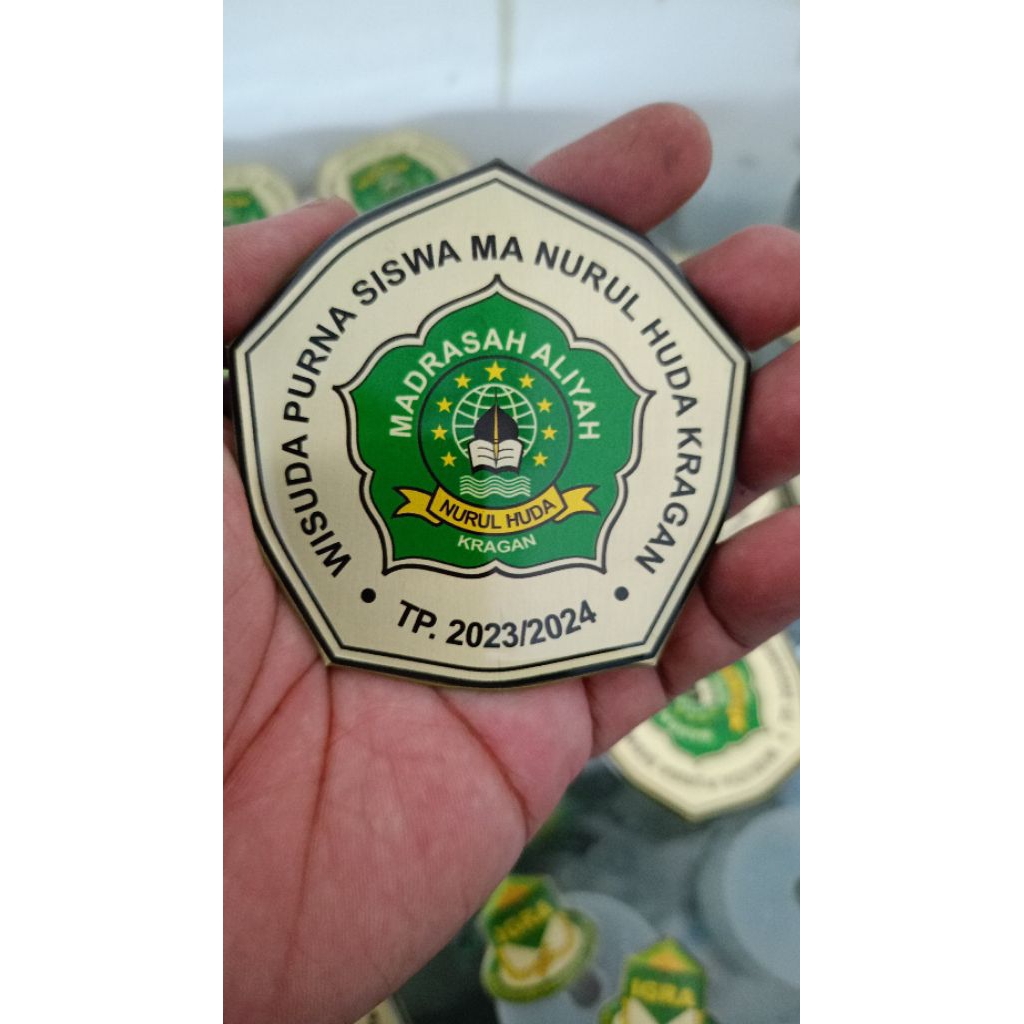 GORDON KALUNG WISUDA KUNINGAN AKRILIK RESIN KAIN BLUDRU