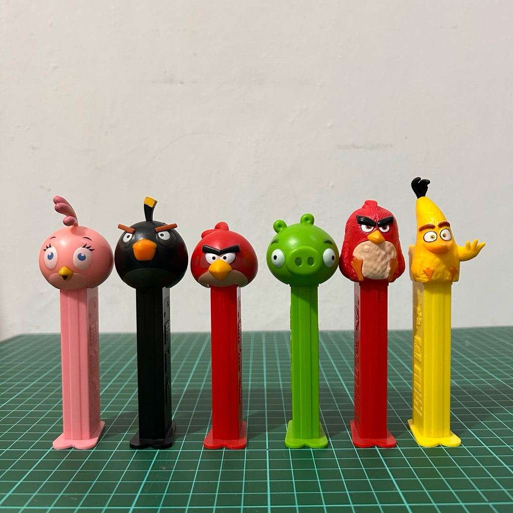 PEZ Angry Birds series * Pink Bird (Stella) * Bomb Bird hitam * Red Bird * Green Pig  * Red Bird ver