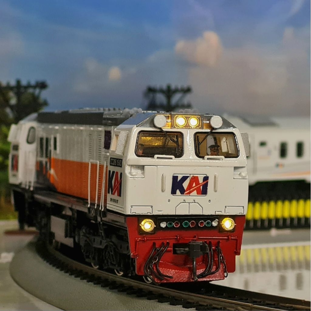 Miniatur Kereta Api - Kereta Model - Miniatur Lokomotif CC 206 Livery Oren PT KAI DC Analog Bermesin