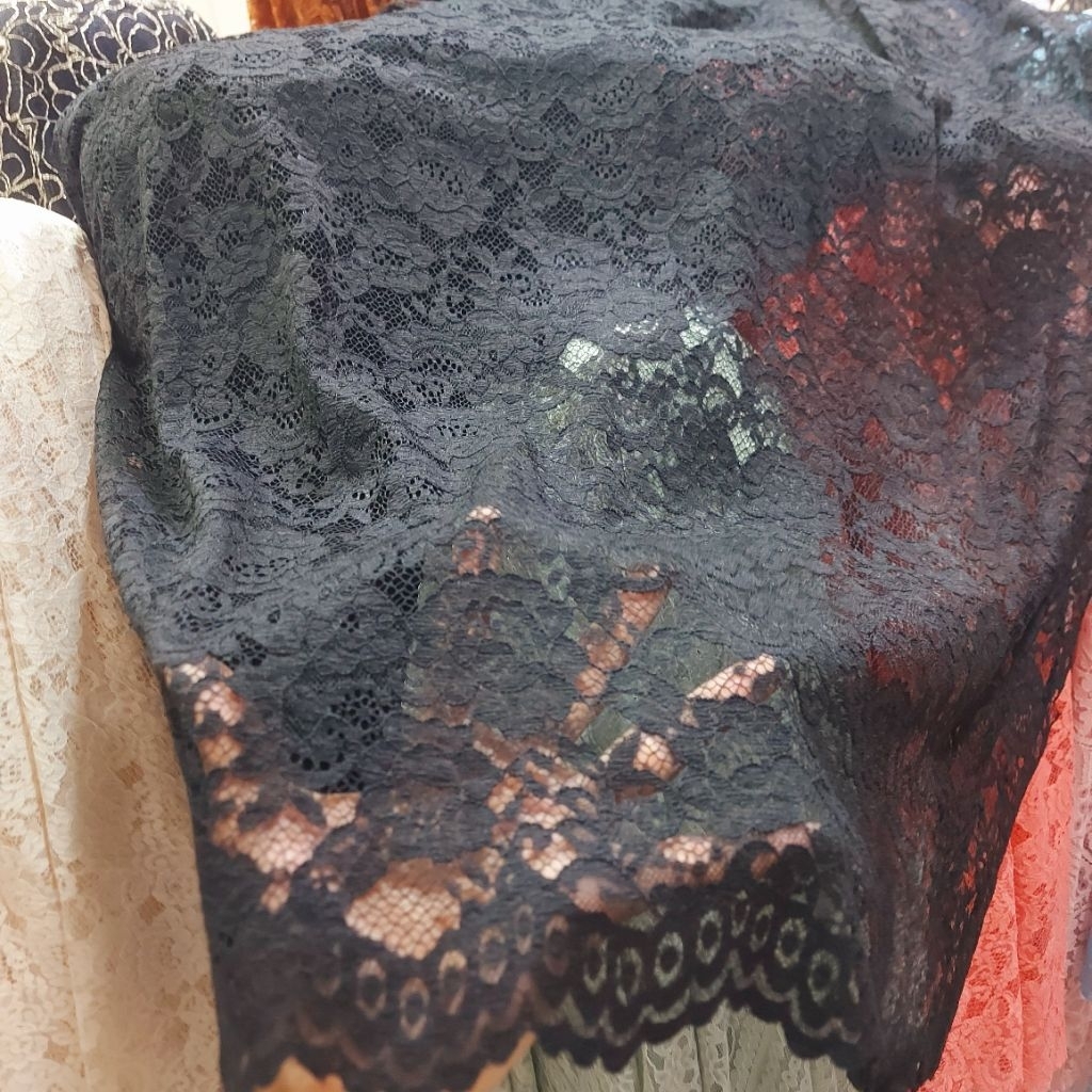 kain brokat motif bunga timbul  - kain brokat katun premium  - kain brokat meteran ( hitam) AT