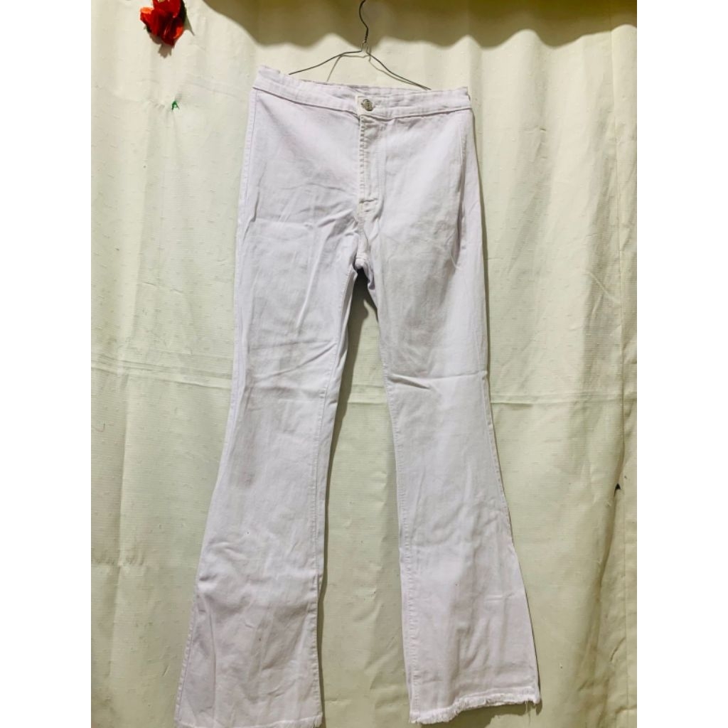 Set  jeans putih dan kemeja pink wanita