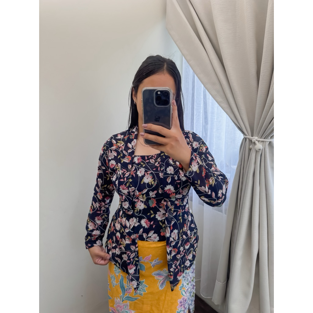 Atasan Kebaya Kutu Baru Motif Bunga Daisy Lengan Panjang - Kain Ceruti Babydoll