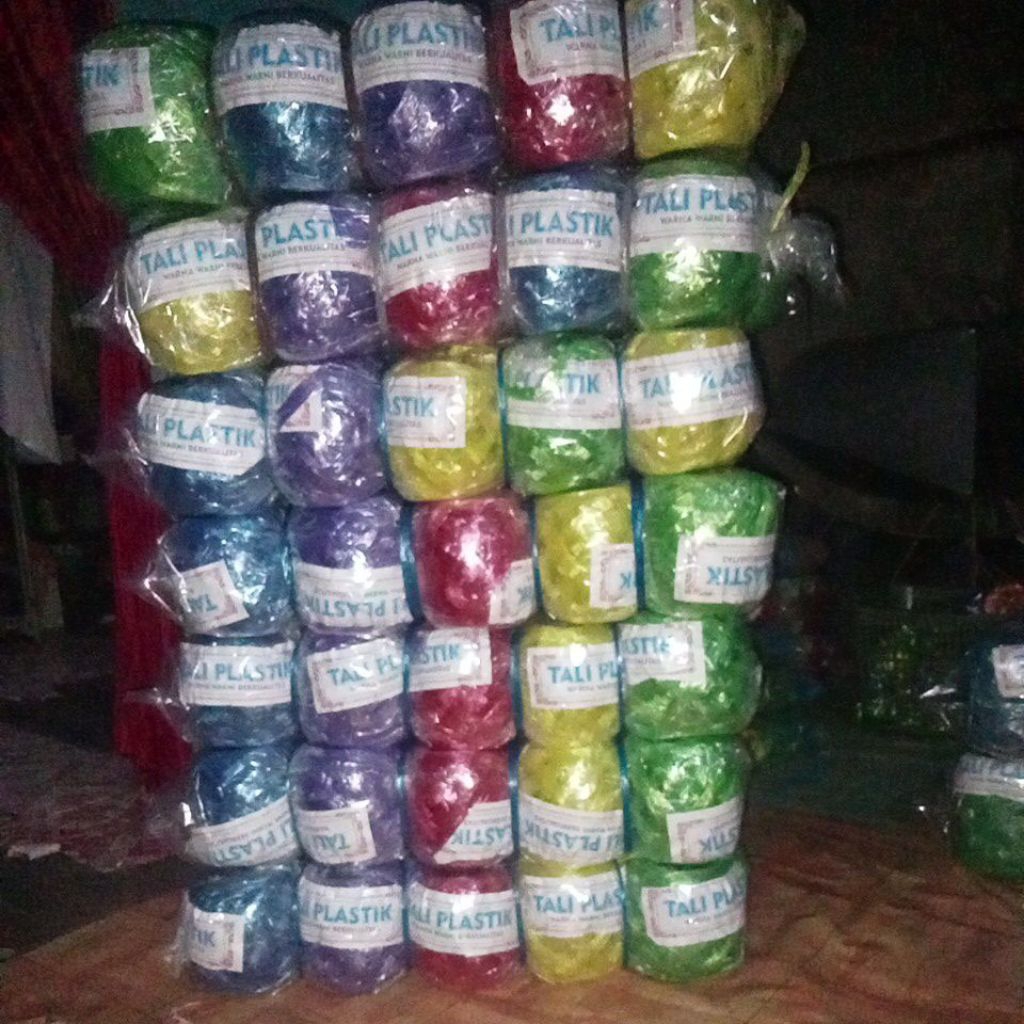 Tali Rafia Warna Warni