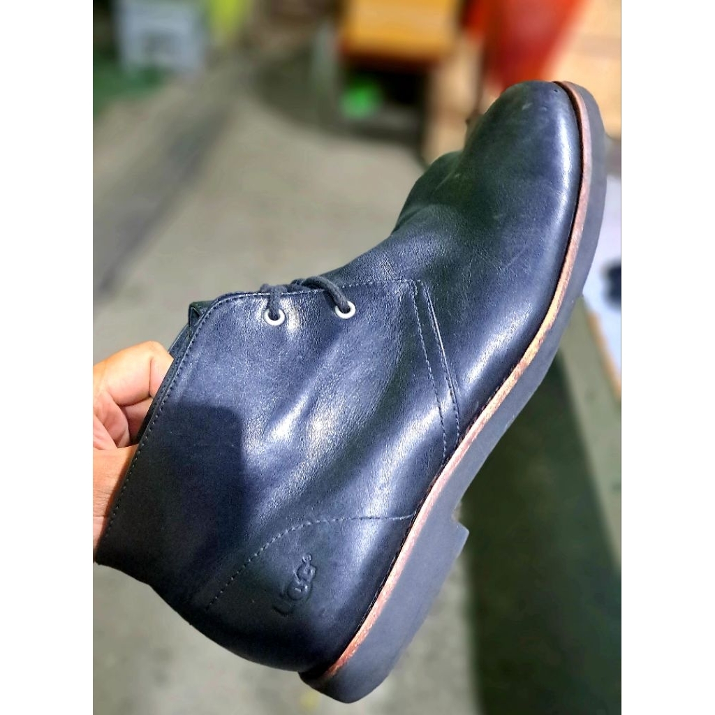 SEPATU UGG CHUKA MID LEATHER (CHINA)