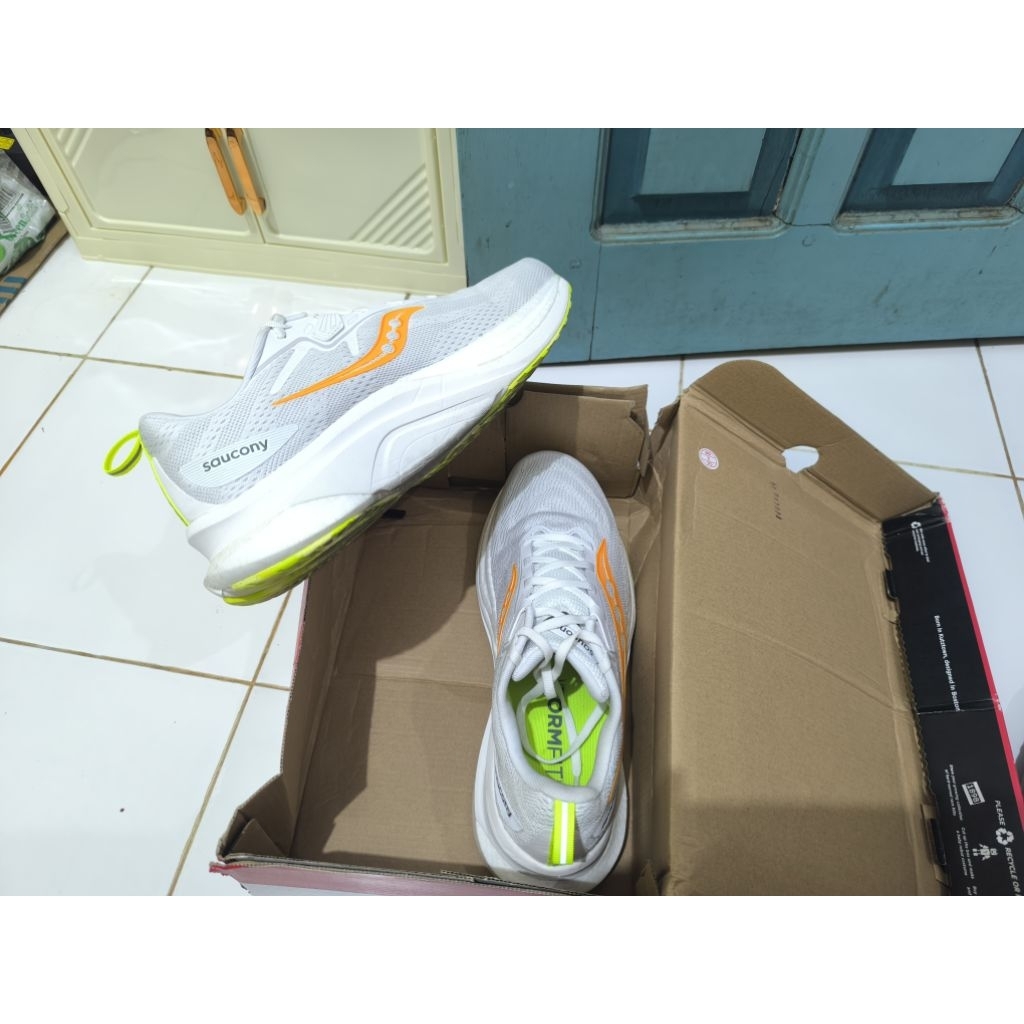 Sepatu Lari SAUCONY Shoes Tempus 2 , Medium- White / VO2 Second
