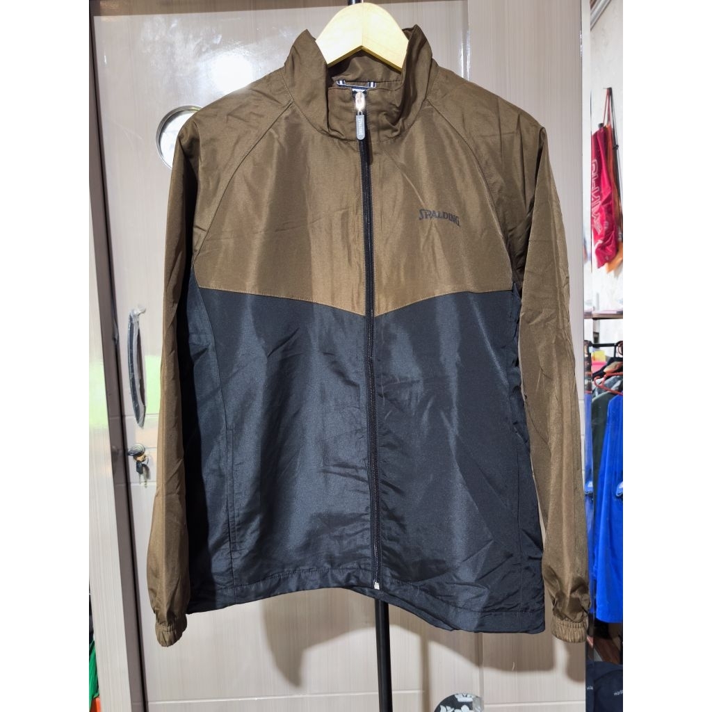 Jacket windbreaker spalding seperti baru