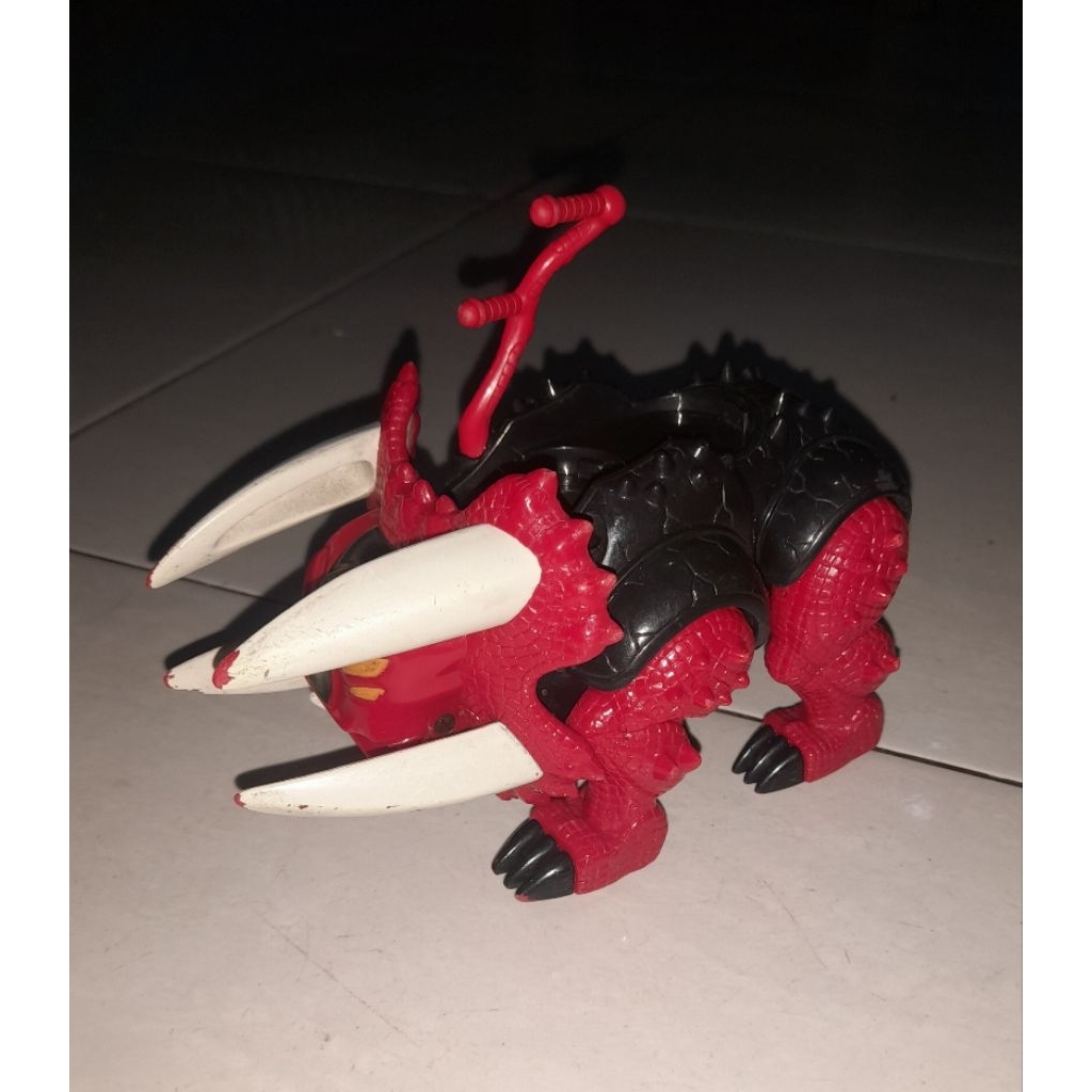 Figure ben 10 red triceratops bandai