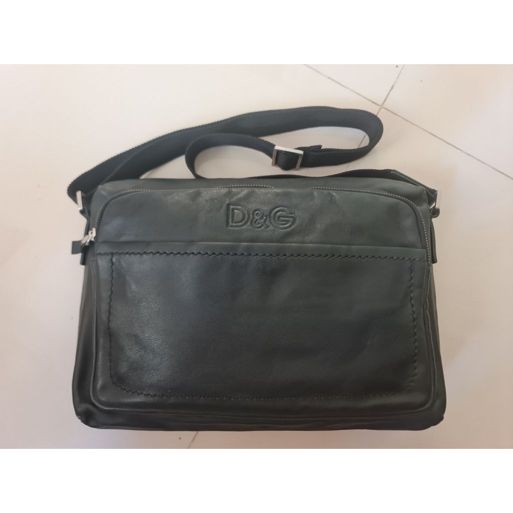 182. Tas Sling Bag Pria D&G Dolce Gabbana Messenger Bag
Mantan / Bekas / Second

Size : 34cm x 5cm ×
