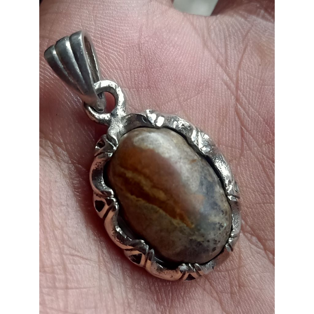 liontin batu pirus Persia