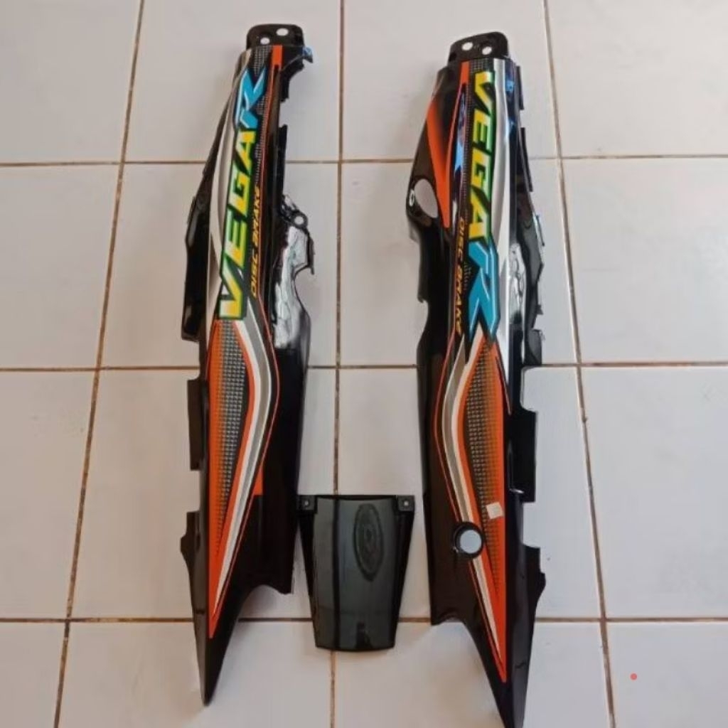 cover bodi samping yamaha vega r lama plus striping warna hitam dan silver