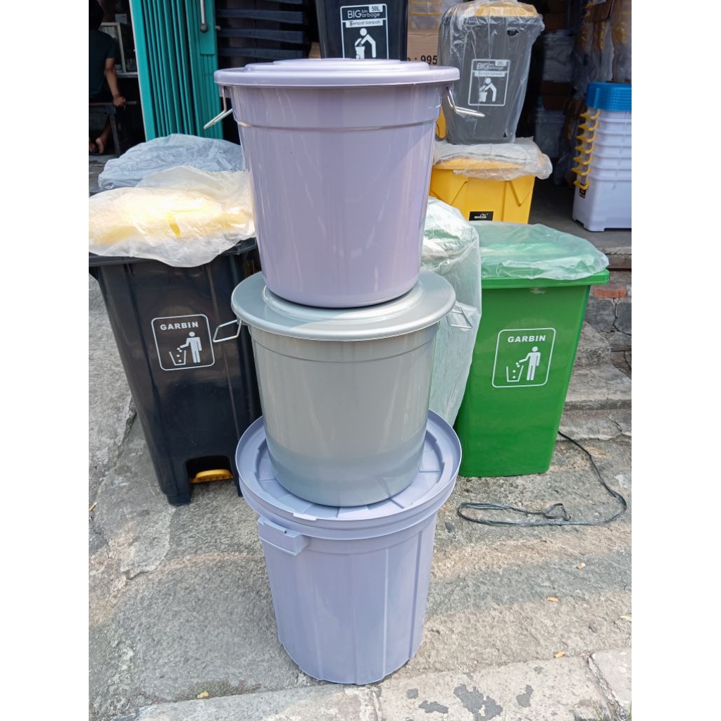 Ember plastik air dengan tutup Yutaka / Bak air Yutaka