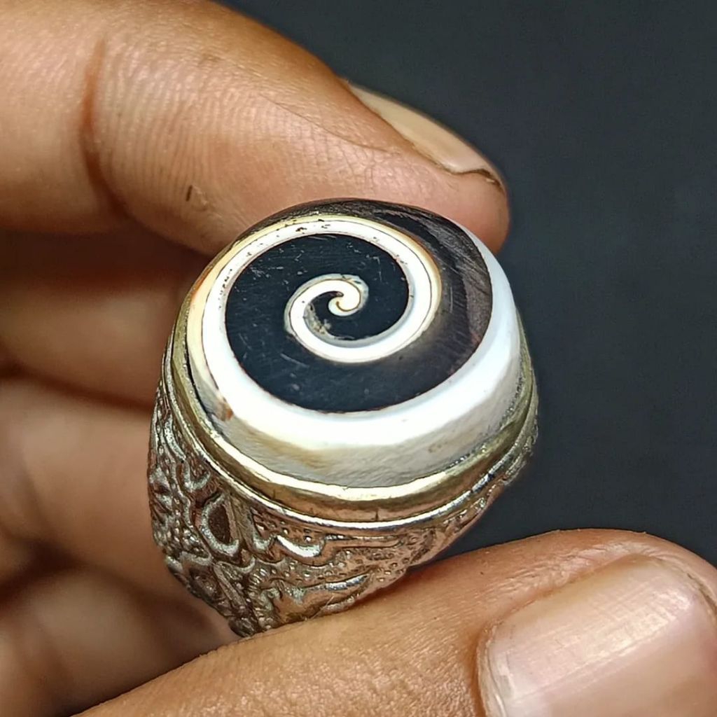 BATU AKIK KOL BUNTET/POSIL KEONG ANTIK (ASLI ALAM)
