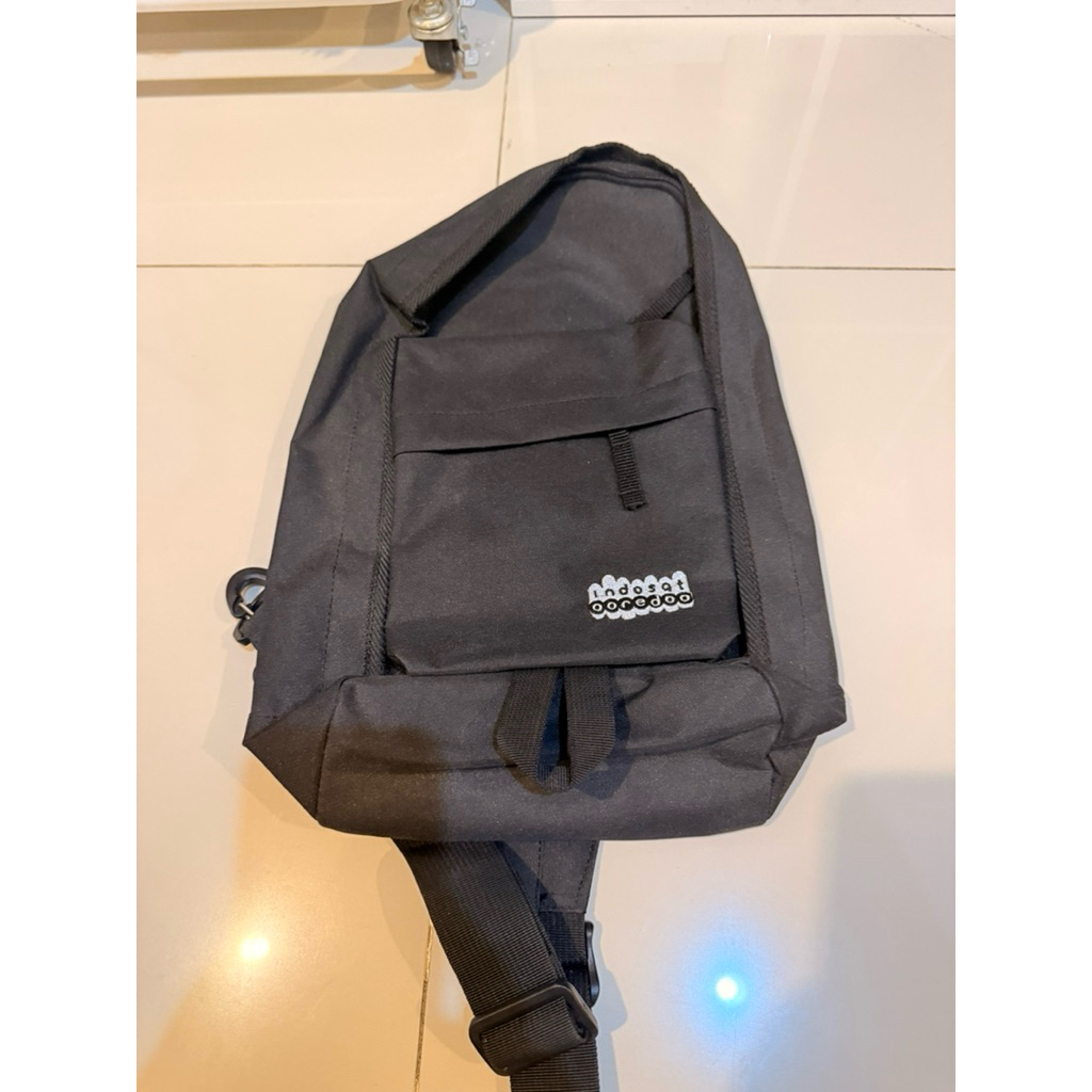 tas depan model samping hitam logo indosat ooredoo cowok bekas
