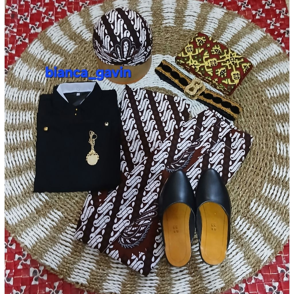 [1 Set] Beskap Solo Hitam + Jarik Instan + Blangkon + Selop + Set Sabuk + Bros/ Baju Adat Jawa Pria,