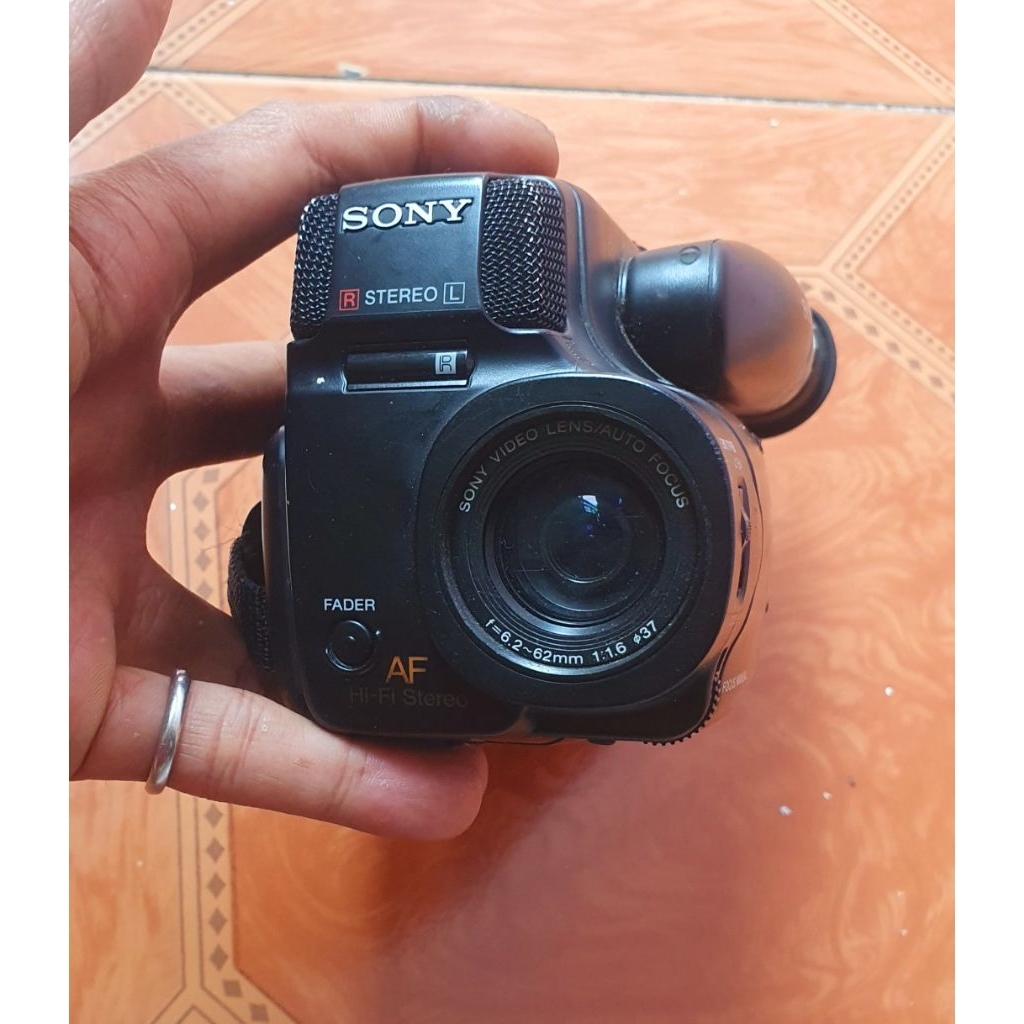 Handycam kamera antik jadul merk sony Model CCD TR 305E