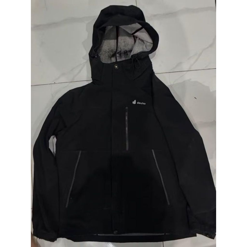 jaket hitam deuter outdoor