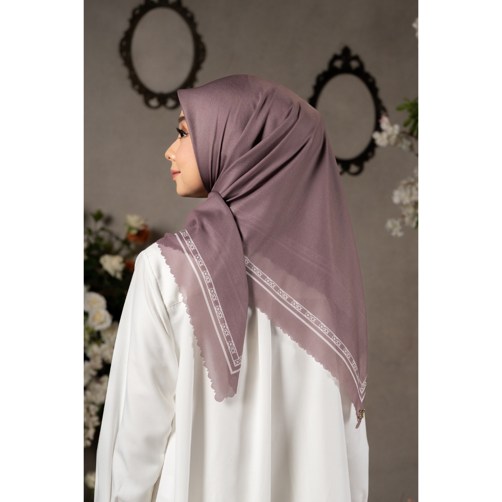 Monogram Daily Scarf Wearing Klamby