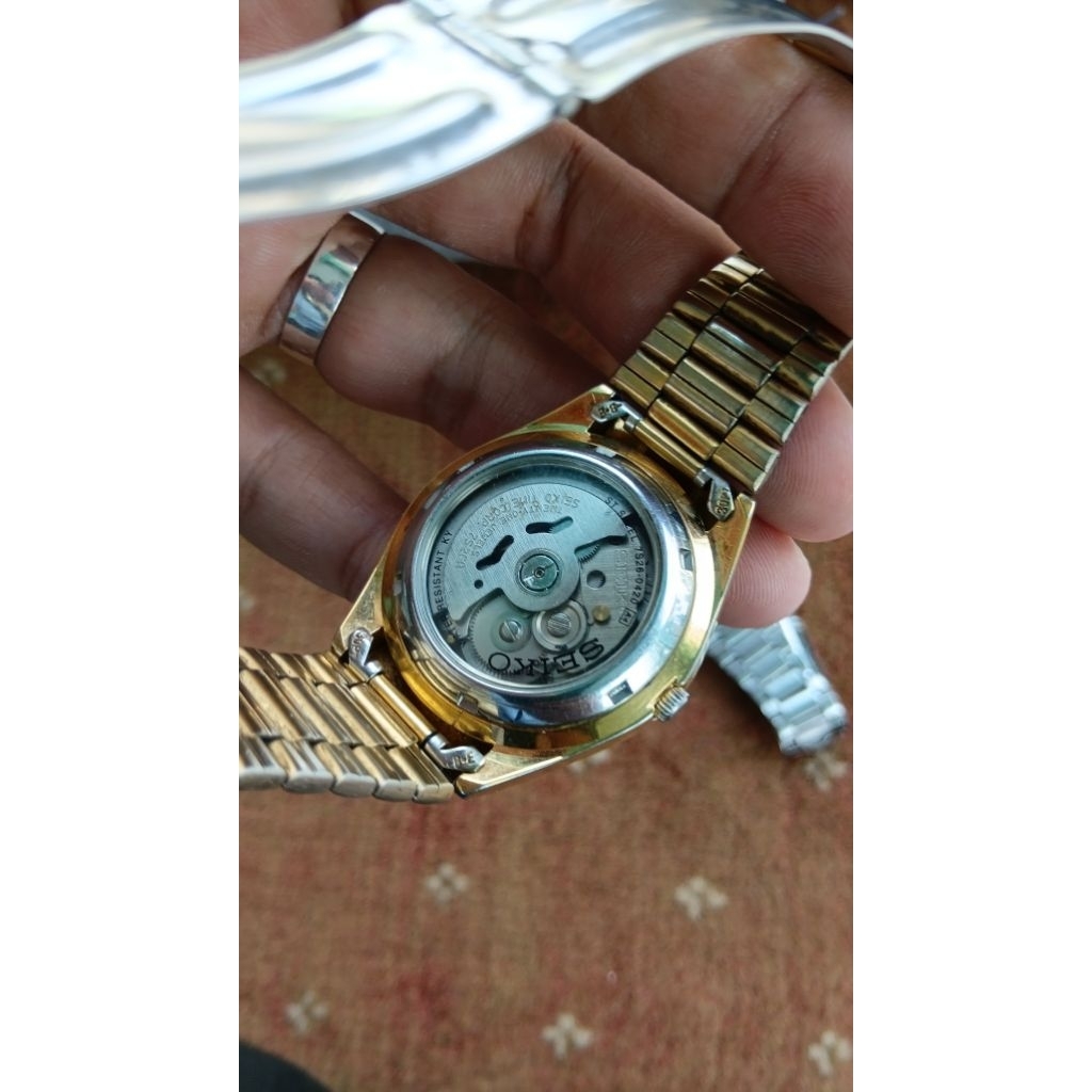 seiko 5 gold