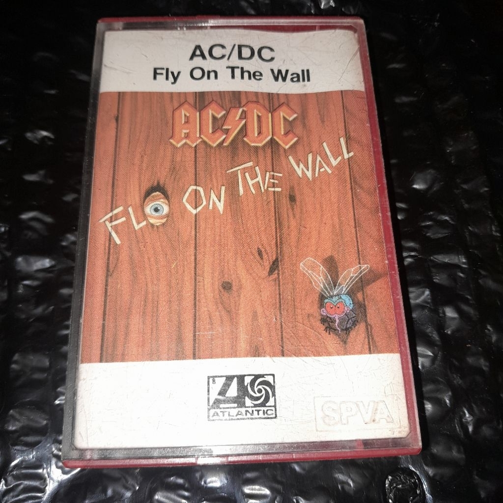 kaset import ACDC fly on the wall