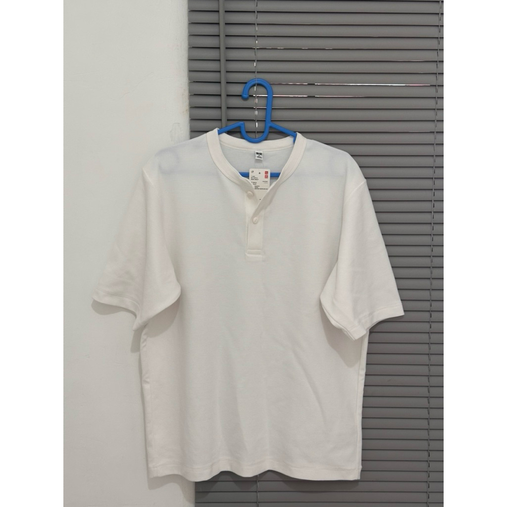 baju uniqlo henley shirt putih