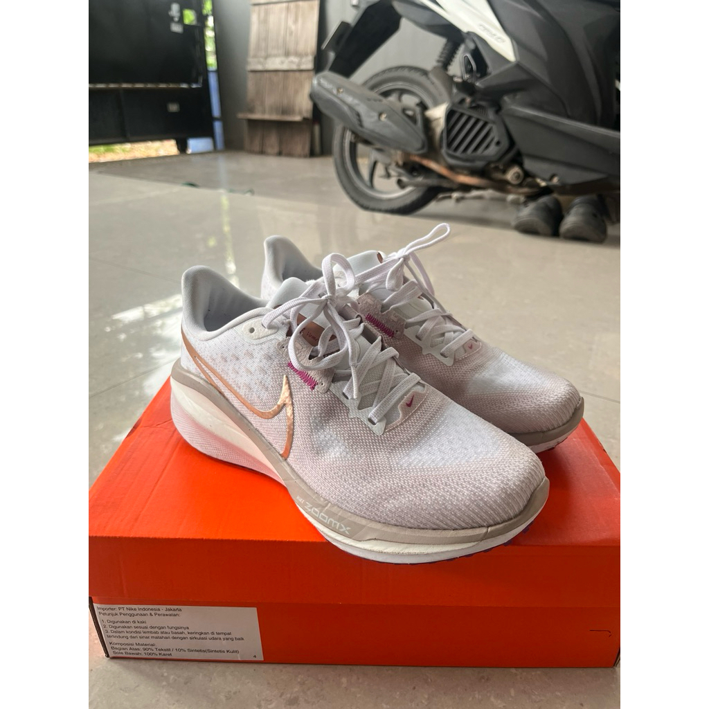 Nike Vomero 17 women warna platinum violet