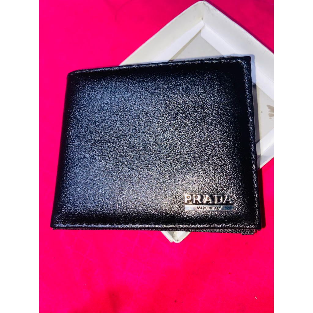 dompet hitam pria merk Prada