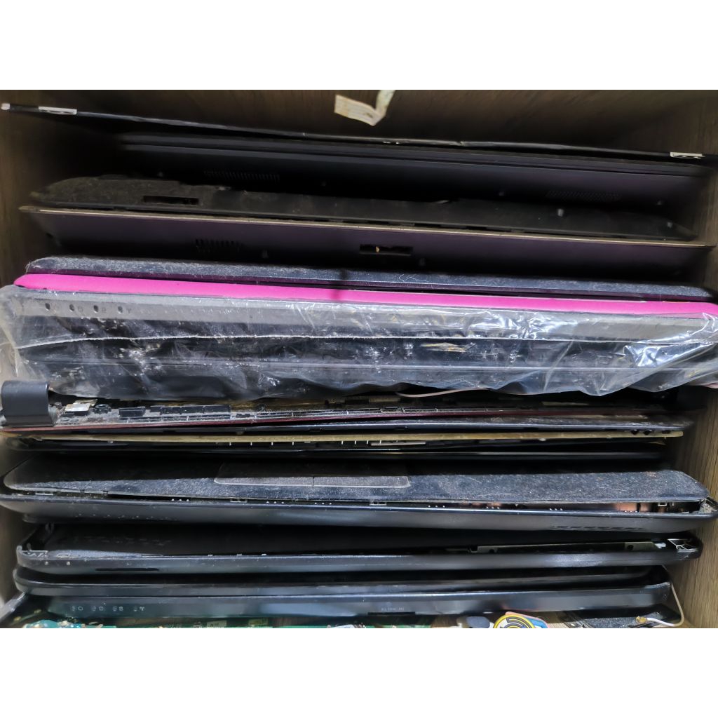 casing laptop rusak patah retak pecah merk random untuk pajangan tukang service