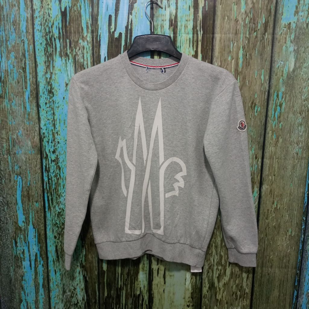 Sweater /  crewneck MONCLER bagus size M  (Panjang 62cm Lebar 53cm)